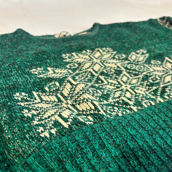 Northern Isles Cropped Green Snowflake Sweater in Size: Small - Picture 3 of 6
